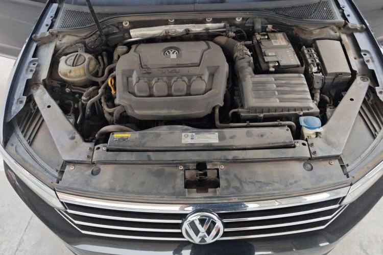 Used Volkswagen Magotan 2019 330TSI DSG Leading Model China VI Standard Engine Bay