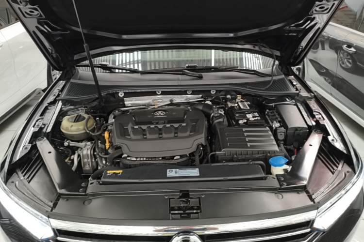 Used Volkswagen Magotan 2019 330TSI DSG Luxury Model China V Standard Engine Bay