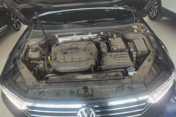 Used Volkswagen Magotan 2019 330TSI DSG Leading Model China VI Standard Engine Bay