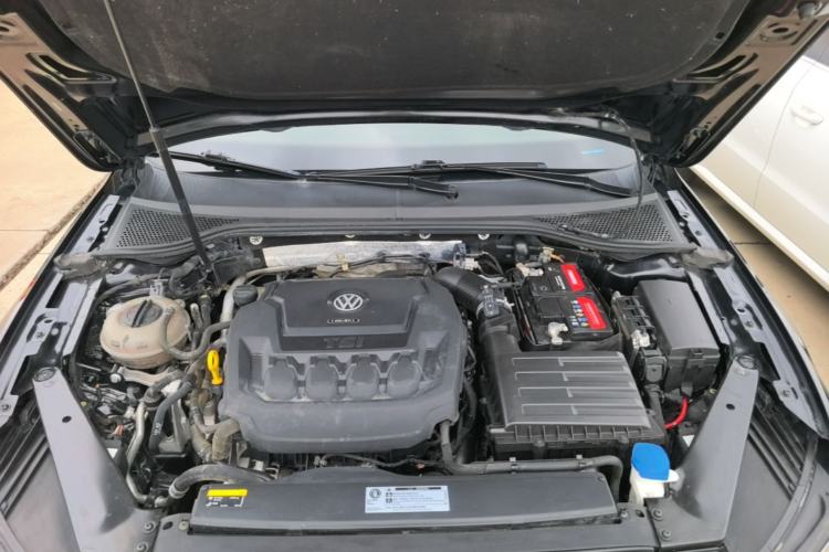 Used Volkswagen Magotan 2019 330TSI DSG Leading Model China VI Standard Engine Bay