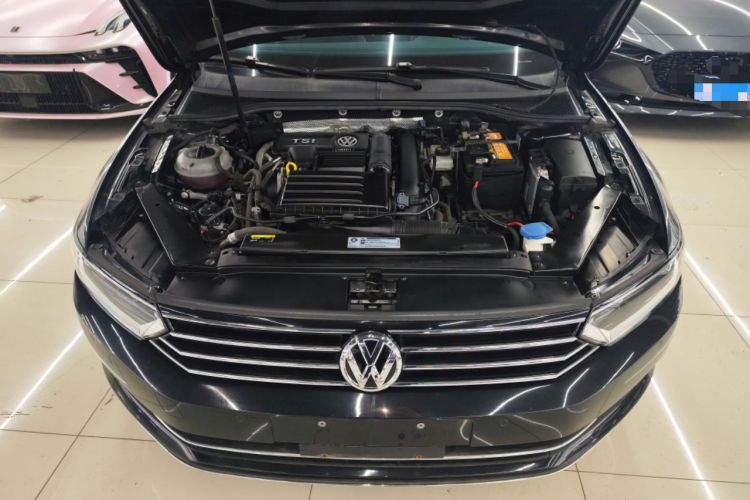 Used Volkswagen Magotan 2019 280TSI DSG Leading Model China VI Standard Engine Bay