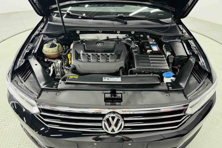 Used Volkswagen Magotan 2019 330TSI DSG Luxury Model China V Standard Engine Bay