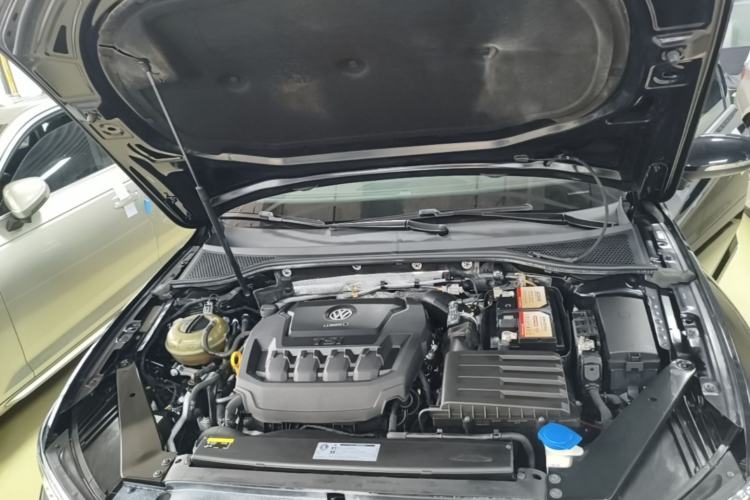 Used Volkswagen Magotan 2019 330TSI DSG Luxury Version China VI Standard Engine Bay