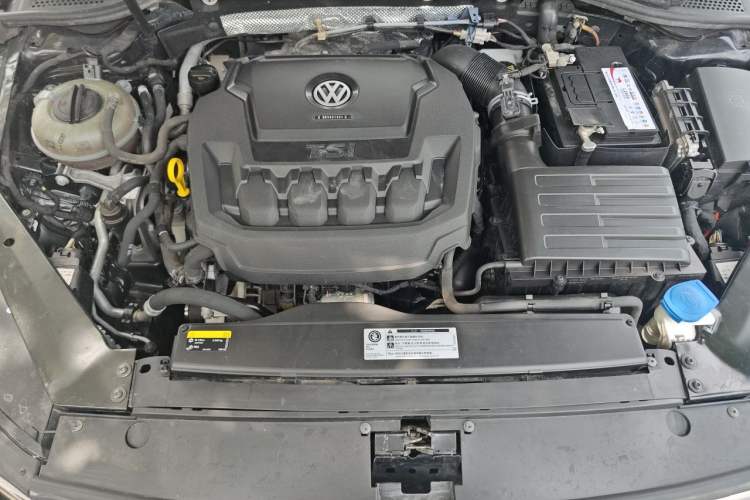 Used Volkswagen Magotan 2019 330TSI DSG Luxury Version China VI Standard Engine Bay