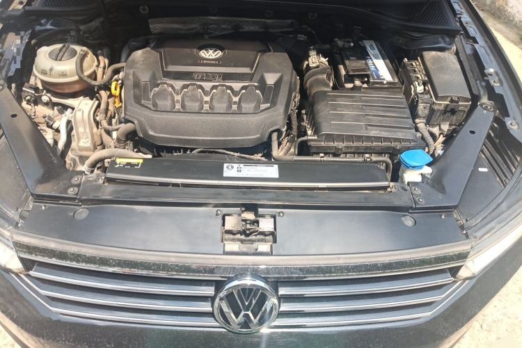 Used Volkswagen Magotan 2019 330TSI DSG Leading Model China VI Standard Engine Bay