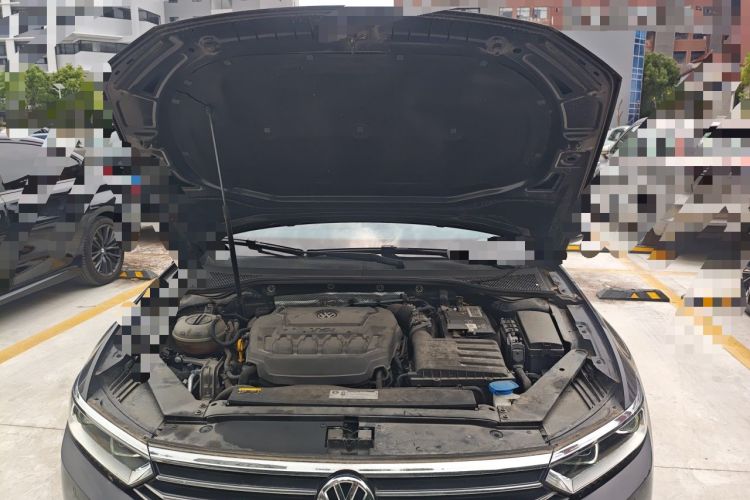Used Volkswagen Magotan 2019 330TSI DSG Leading Model China VI Standard Engine Bay