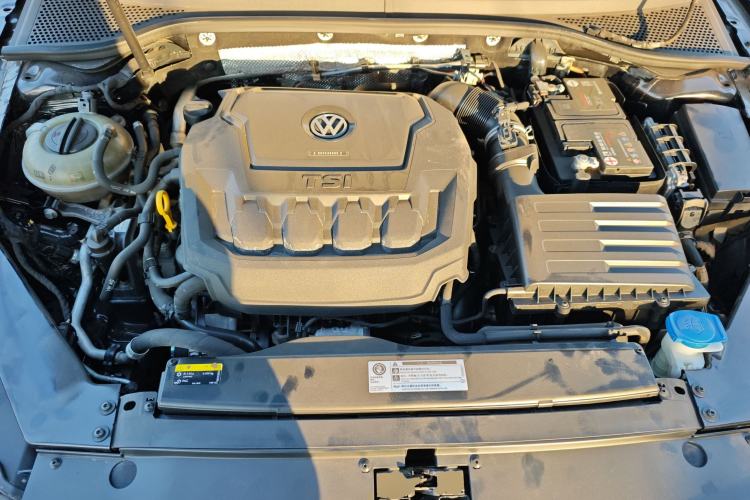 Used Volkswagen Magotan 2019 330TSI DSG Luxury Version China VI Standard Engine Bay