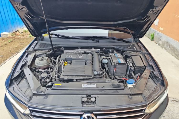 Used Volkswagen Magotan 2019 280TSI DSG Comfort Model China VI Standard Engine Bay