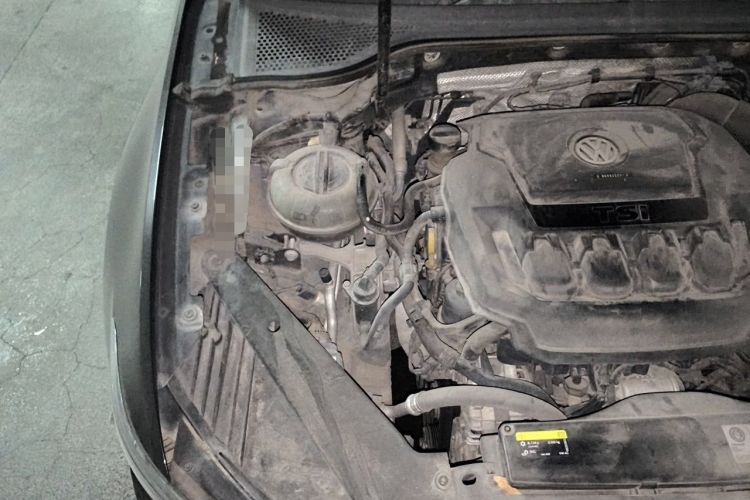 Used Volkswagen Magotan 2019 330TSI DSG Leading Model China VI Standard Engine Bay Right