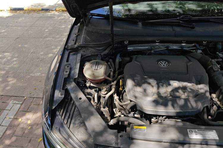Used Volkswagen Magotan 2019 330TSI DSG Luxury Version China VI Standard Engine Bay Right