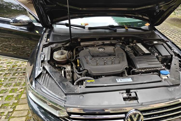 Used Volkswagen Magotan 2019 330TSI DSG Leading Model China VI Standard Engine Bay Right