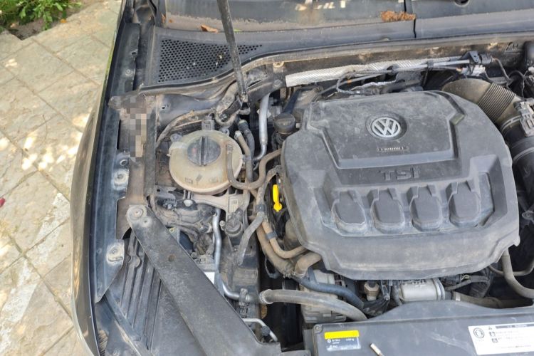 Used Volkswagen Magotan 2019 330TSI DSG Luxury Version China VI Standard Engine Bay Right