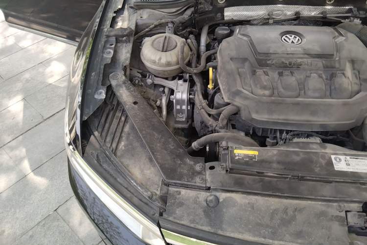 Used Volkswagen Magotan 2019 330TSI DSG Luxury Version China VI Standard Engine Bay Right