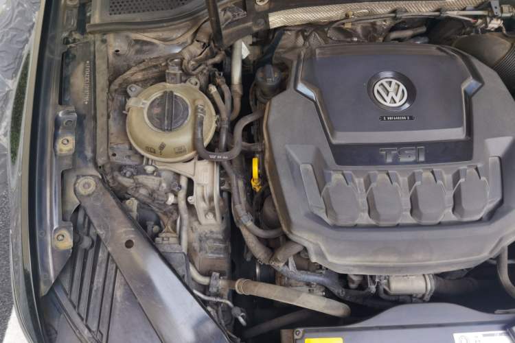 Used Volkswagen Magotan 2019 330TSI DSG Leading Model China VI Standard Engine Bay Right