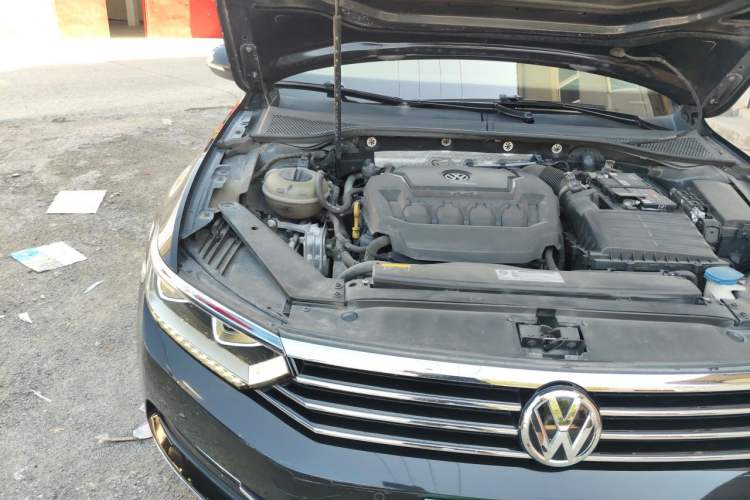 Used Volkswagen Magotan 2019 330TSI DSG Leading Edition China V Standard Engine Bay Right