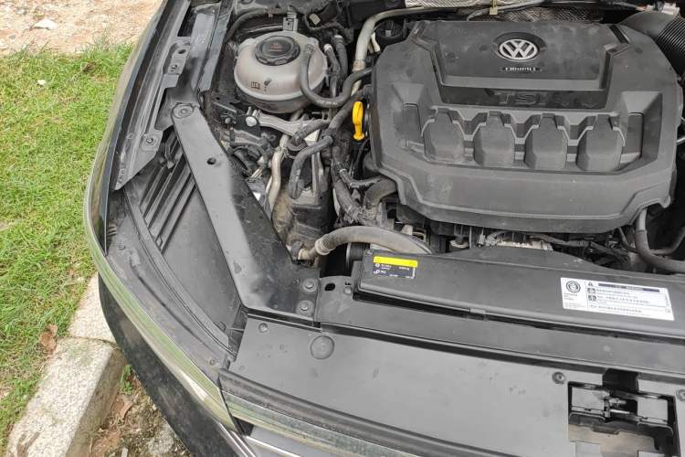 Used Volkswagen Magotan 2019 330TSI DSG Luxury Version China VI Standard Engine Bay Right