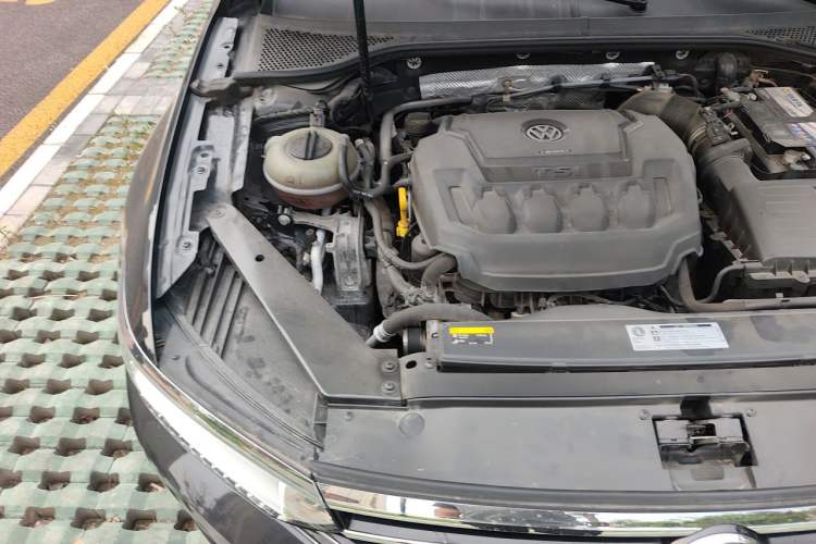 Used Volkswagen Magotan 2019 330TSI DSG Leading Edition China V Standard Engine Bay Right