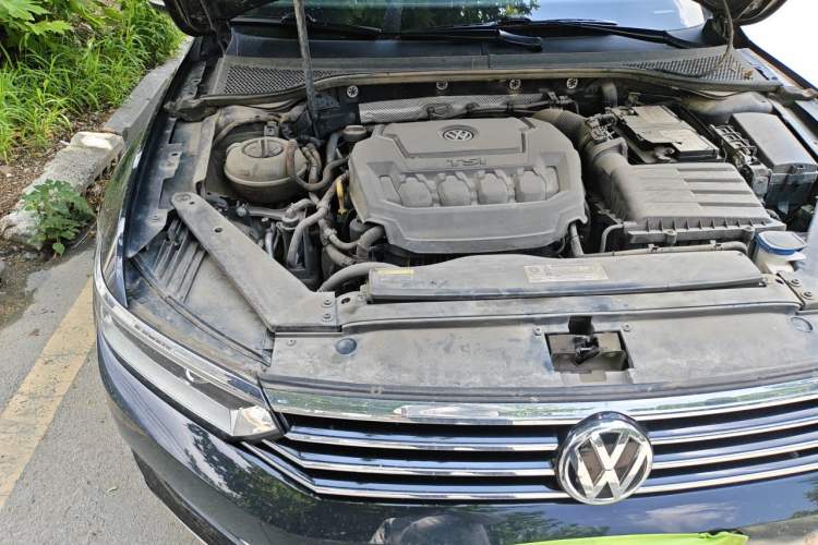 Used Volkswagen Magotan 2019 330TSI DSG Luxury Version China VI Standard Engine Bay Right