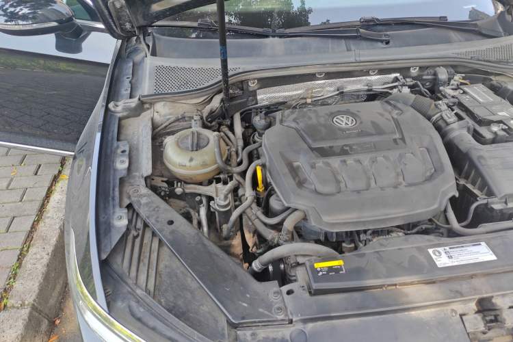 Used Volkswagen Magotan 2019 330TSI DSG Leading Model China VI Standard Engine Bay Right