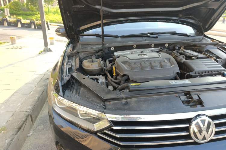Used Volkswagen Magotan 2019 330TSI DSG Leading Model China VI Standard Engine Bay Right