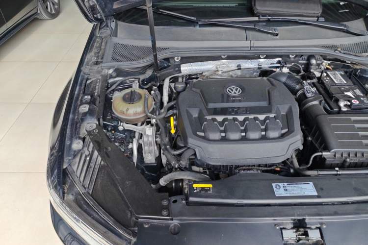 Used Volkswagen Magotan 2019 330TSI DSG Leading Model China VI Standard Engine Bay Right