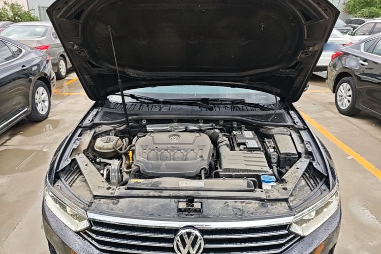 Used Volkswagen Magotan 2019 330TSI DSG Leading Model China VI Standard Engine Bay