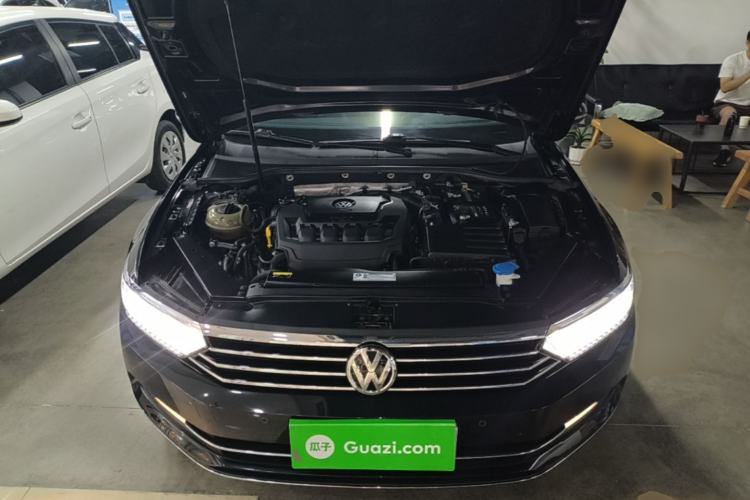 Used Volkswagen Magotan 2019 330TSI DSG Leading Model China VI Standard Engine Bay