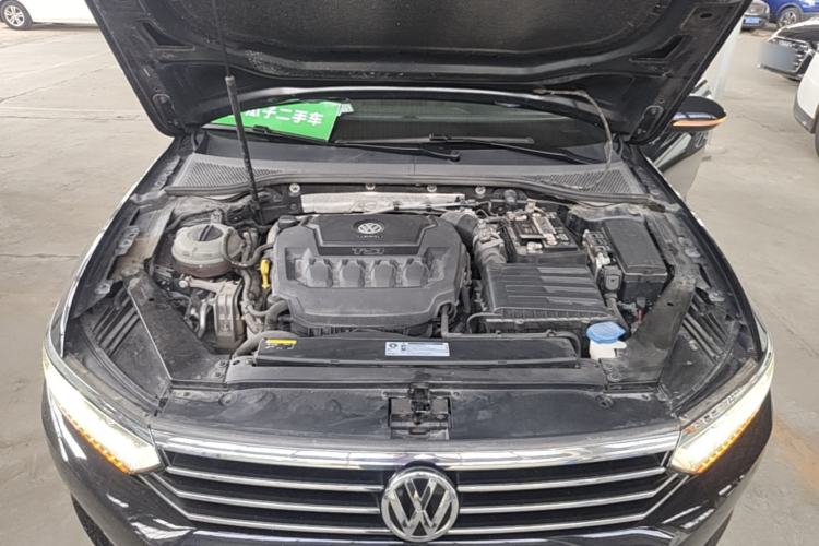 Used Volkswagen Magotan 2019 330TSI DSG Luxury Version China VI Standard Engine Bay