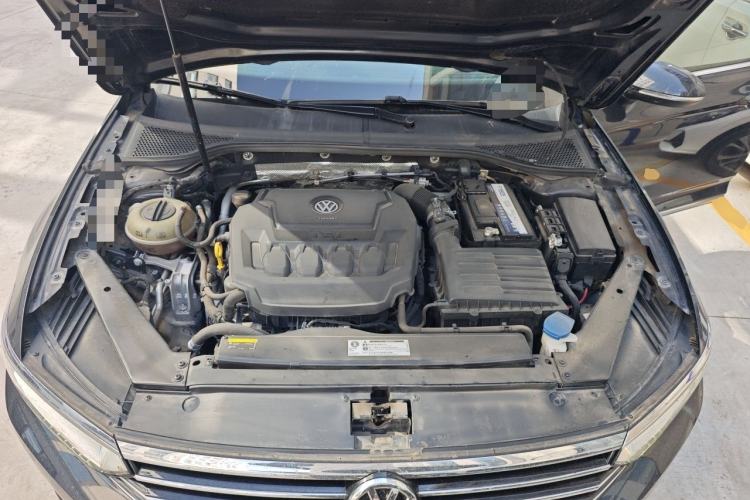 Used Volkswagen Magotan 2019 330TSI DSG Luxury Version China VI Standard Engine Bay