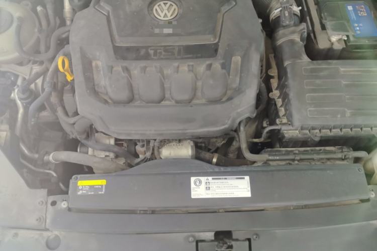 Used Volkswagen Magotan 2019 330TSI DSG Leading Model China VI Standard Engine Bay