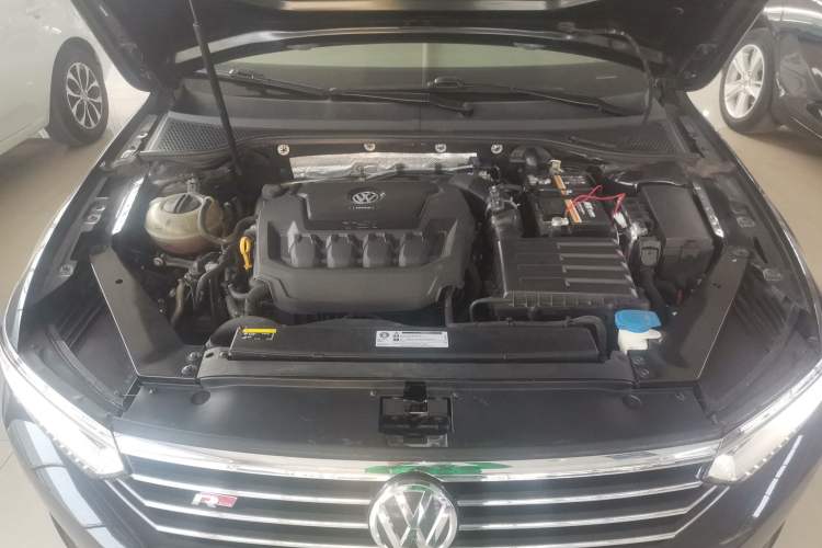Used Volkswagen Magotan 2019 330TSI DSG Luxury Version China VI Standard Engine Bay