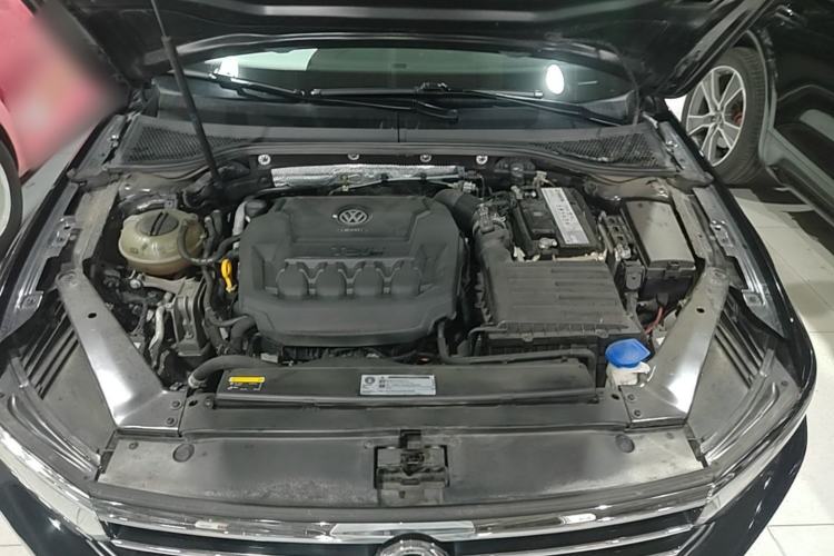 Used Volkswagen Magotan 2019 330TSI DSG Luxury Version China VI Standard Engine Bay