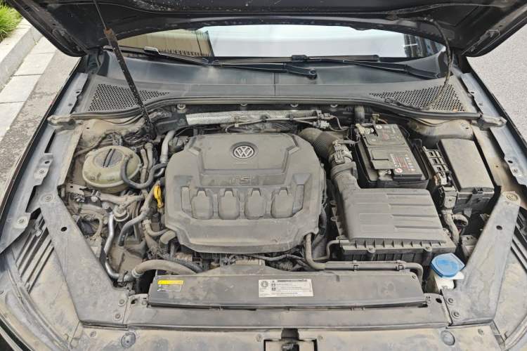 Used Volkswagen Magotan 2019 330TSI DSG Leading Model China VI Standard Engine Bay