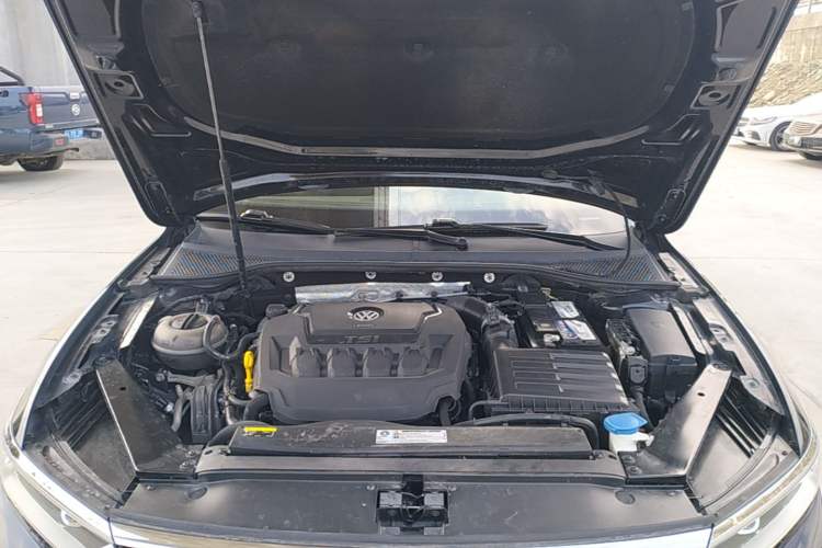 Used Volkswagen Magotan 2019 330TSI DSG Luxury Model China V Standard Engine Bay