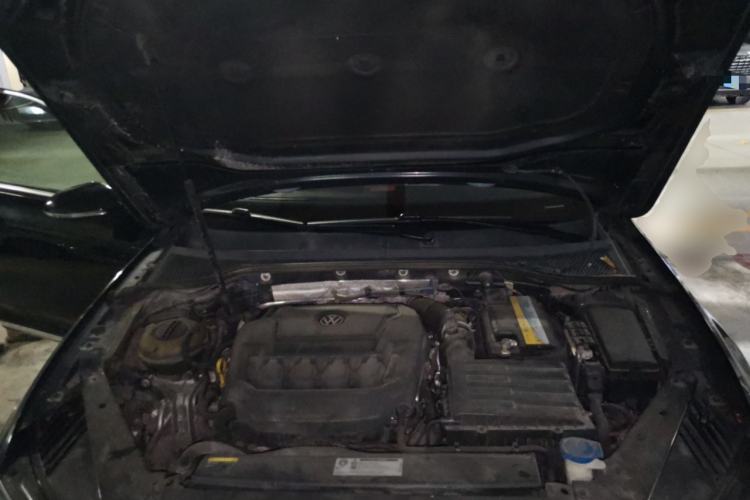 Used Volkswagen Magotan 2019 330TSI DSG Leading Model China VI Standard Engine Bay