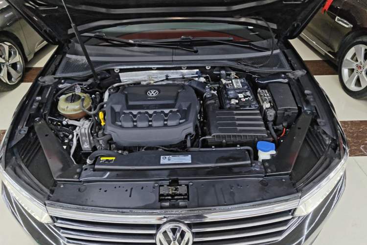 Used Volkswagen Magotan 2019 330TSI DSG Leading Model China VI Standard Engine Bay