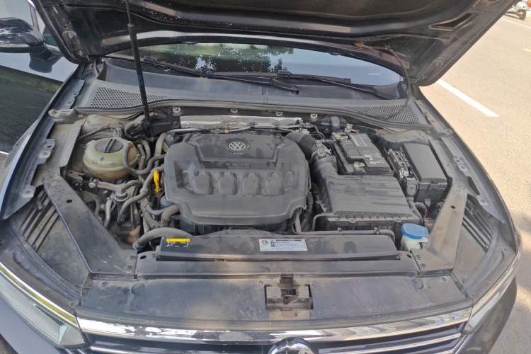 Used Volkswagen Magotan 2019 330TSI DSG Leading Model China VI Standard Engine Bay
