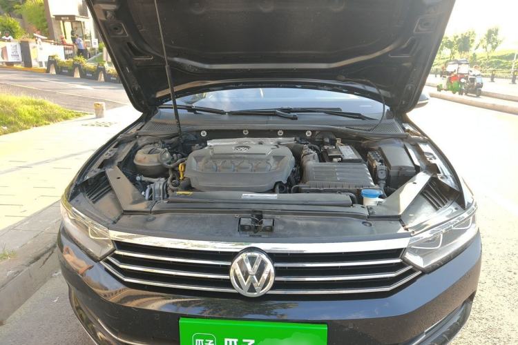 Used Volkswagen Magotan 2019 330TSI DSG Leading Model China VI Standard Engine Bay