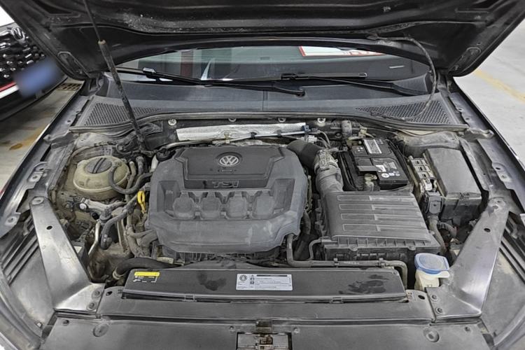 Used Volkswagen Magotan 2019 330TSI DSG Luxury Version China VI Standard Engine Bay