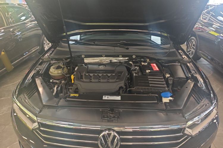 Used Volkswagen Magotan 2019 330TSI DSG Luxury Version China VI Standard Engine Bay