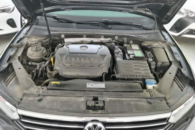 Used Volkswagen Magotan 2019 330TSI DSG Leading Model China VI Standard Engine Bay