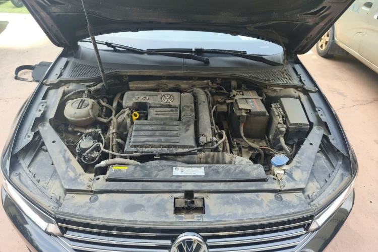 Used Volkswagen Magotan 2019 280TSI DSG Comfort Model China VI Standard Engine Bay