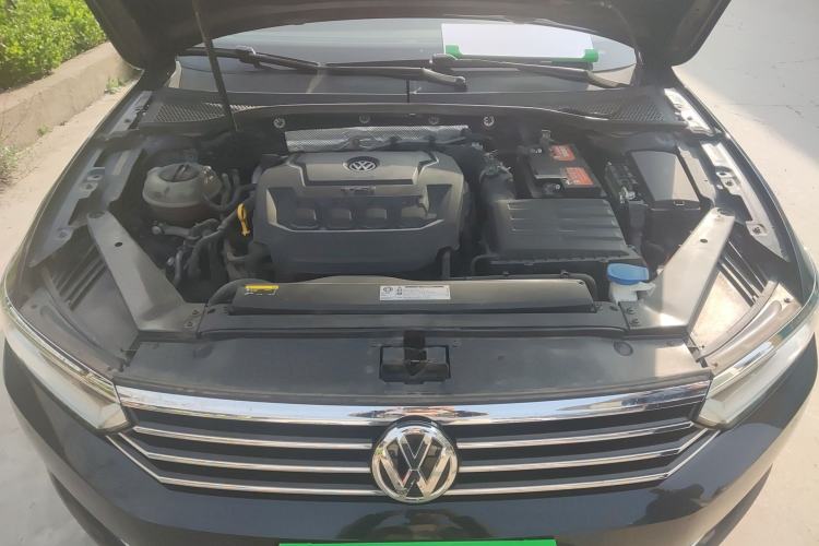 Used Volkswagen Magotan 2019 330TSI DSG Leading Model China VI Standard Engine Bay