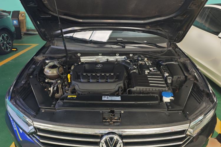 Used Volkswagen Magotan 2019 330TSI DSG Luxury Version China VI Standard Engine Bay