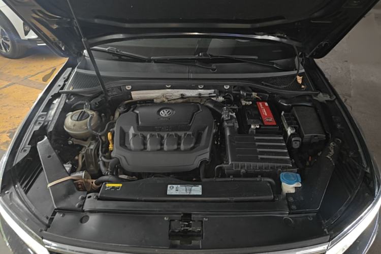 Used Volkswagen Magotan 2019 330TSI DSG Luxury Model China V Standard Engine Bay