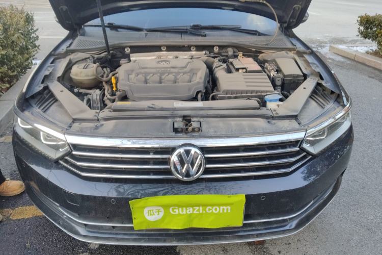 Used Volkswagen Magotan 2019 330TSI DSG Luxury Version China VI Standard Engine Bay