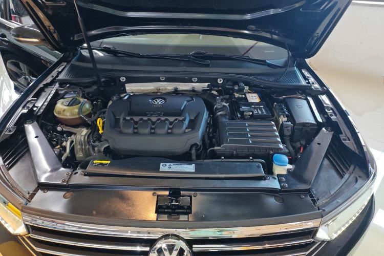 Used Volkswagen Magotan 2019 330TSI DSG Luxury Version China VI Standard Engine Bay