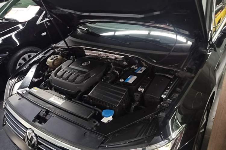 Used Volkswagen Magotan 2019 330TSI DSG Leading Model China VI Standard Engine Bay