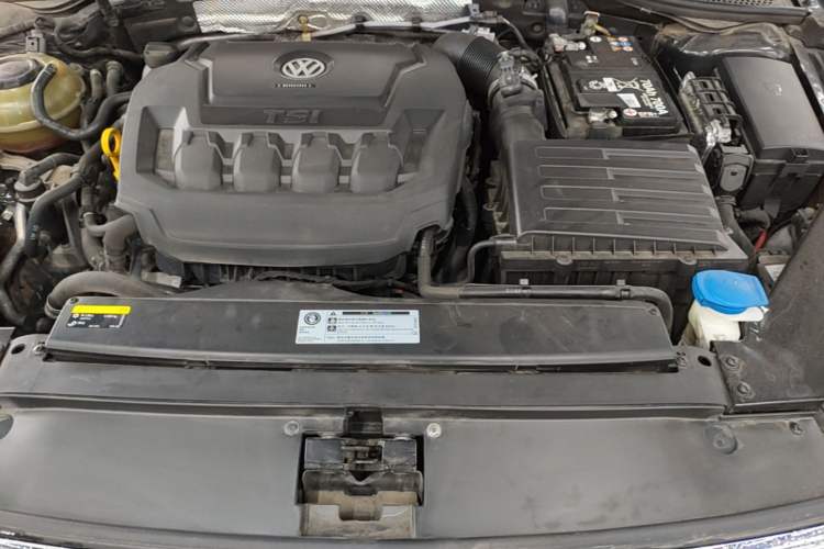 Used Volkswagen Magotan 2019 330TSI DSG Leading Model China VI Standard Engine Bay