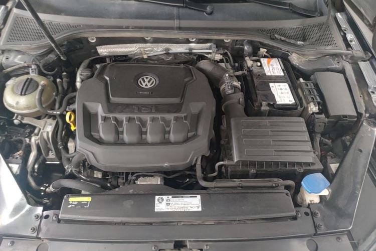 Used Volkswagen Magotan 2019 330TSI DSG Leading Model China VI Standard Engine Bay